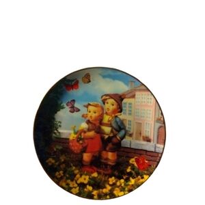 M.J. Hummel & Danbury Mint 8" Collectible Plate "Surprise" (strictly limited)
